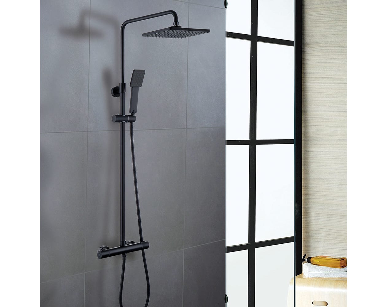 columna de ducha con estanteria