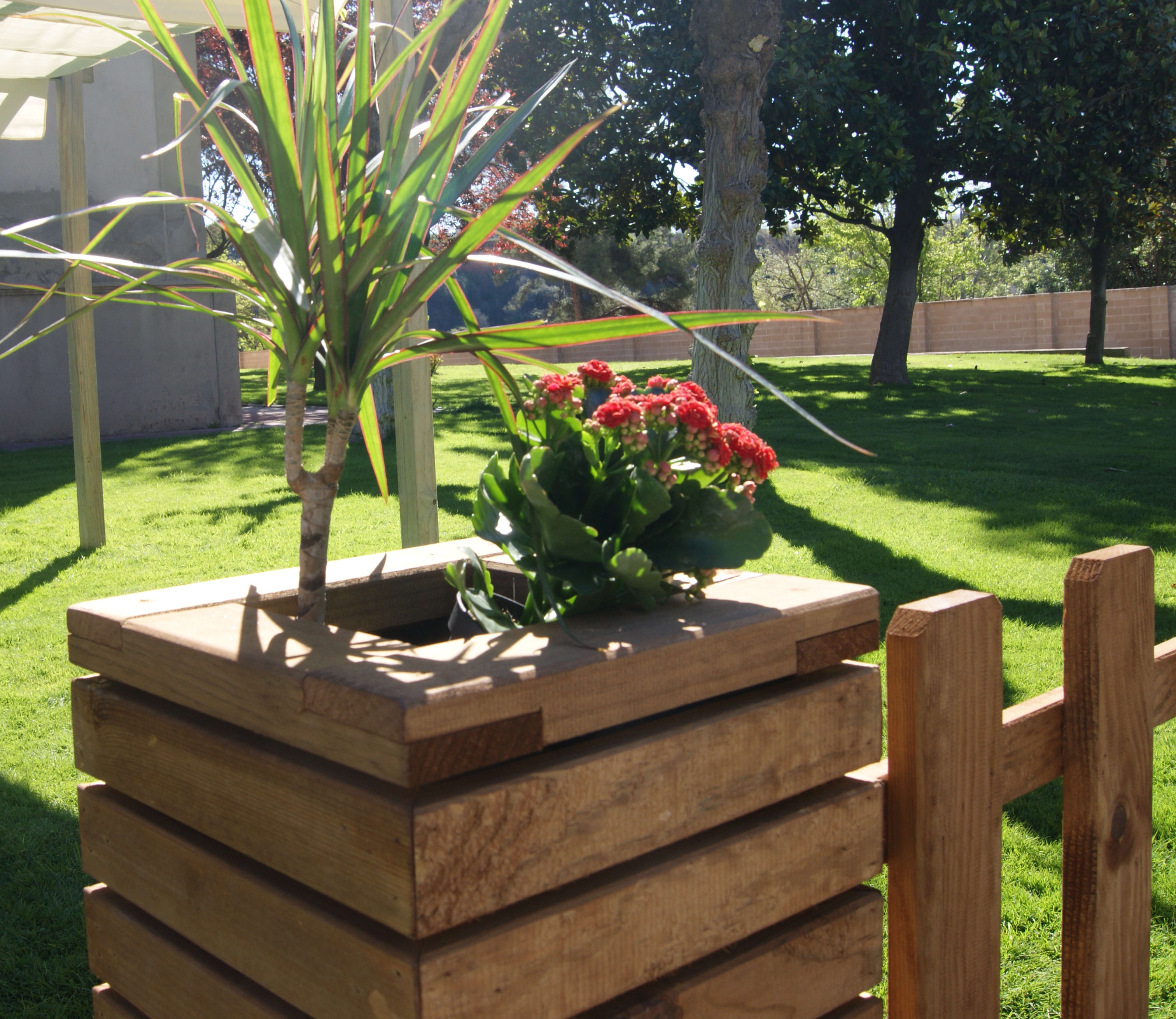 Jardineras Maceteros gama LUXE VIDAHUERTO 60x60x64 cm, madera de pino para  exterior, Ideales para realizar composiciones.